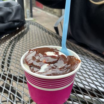 Suzy's Scoops - Vanilla and s'mores ice cream with hot fudge - Ice Cream & Frozen Yogurt Near Me - Cannon Beach, Oregon