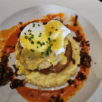 82 Queen - Crab cake Benedict. It's served atop a fried green tomato and cheesy grits. - Southern Near Me - Charleston, South Carolina 82 Queen - Crab cake Benedict. It's served atop a fried green tomato and cheesy grits. - Southern Near Me - Charleston, South Carolina