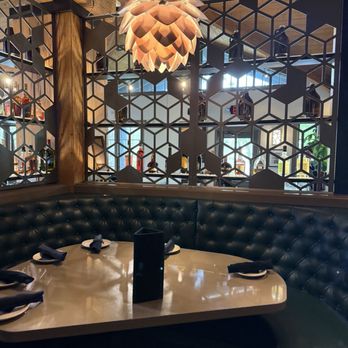 Murrayhill Taphouse - Cute booth inside - Beer Bar Near Me - Beaverton, Oregon