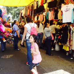 Tianguis de la Colonia Escuadrón 201 - Las pacas de ropa en el Tianguis de la 201.