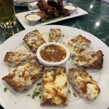Brew & Barrel Tavern - Cheesy bread and wings - American Near Me - Jacksonville, Florida