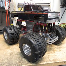 Ram R-C Models - My newest custom truck "Leviathan" with four Ram 24 aluminum off road lights on top of the Chatham CNC aluminum double roll bar.