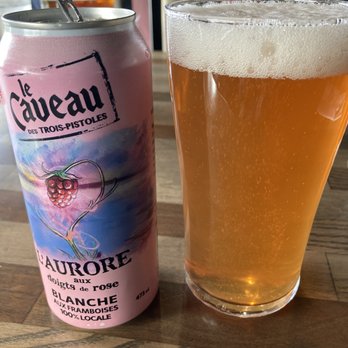 Restaurant la Brigade 225 - Local beer, Aurore, a raspberry wheat ale from Trois Pistoles - Barbeque Near Me - Rimouski, Quebec