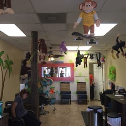 HATCHIN N Scratchin - Cute monkey environment with a movie selection to keep the kids entertained