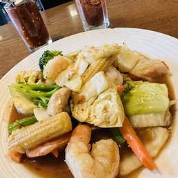 Pad Mixed Vegetable w/ Shrimp in Brown Garlic Sauce