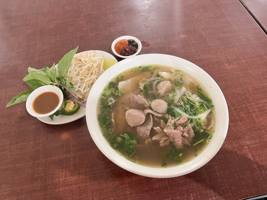 Phở A Hùng by Night by null