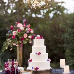 Country Living Florist & Fine Gifts - Wedding cake.