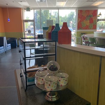 La Creme - a table with bowls and plates on it - Ice Cream & Frozen Yogurt Near Me - Boise, Idaho