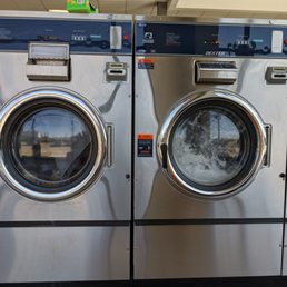 Photo shows machine 3 not washing. And machine 4 washing with our money, empty. Photo shows machine 3 not washing. And machine 4 washing with our money, empty.