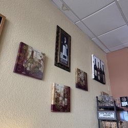 Dora's Pizza - Inside