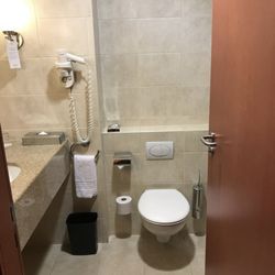 Courtyard by Marriott Brussels - Large, clean bathroom