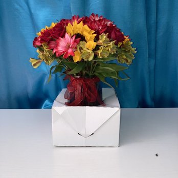Ralphs - a vase of flowers on a table - Grocery Near Me - Anaheim, California Ralphs - a vase of flowers on a table - Grocery Near Me - Anaheim, California