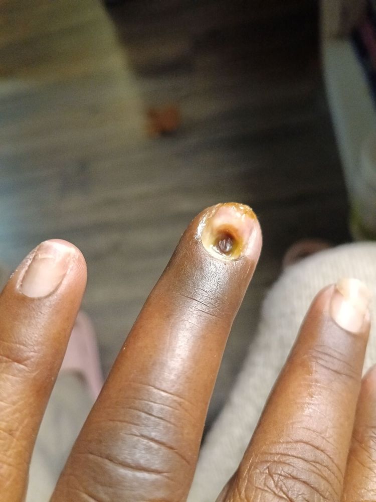 Elegant Nails & Tan Logo