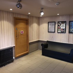 Cribbar - A sofa in the toilet area.