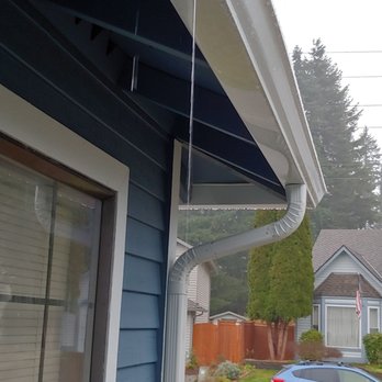 Gutters 4 Homes - Leaking gutter corner after gutters installation - Gutter Services Near Me