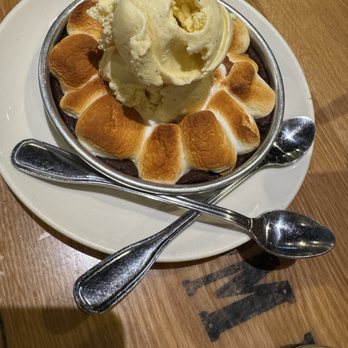 BJ's Restaurant & Brewhouse - Upgraded to the s'mores pizookie 4/5 7/22/25 - Pizza Near Me - West Covina, California