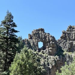 Shelf Road - Arch in the rock