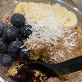 jüs - a bowl of oatmeal with bananas and blueberries - Juice Bars & Smoothies Near Me - Reno, Nevada