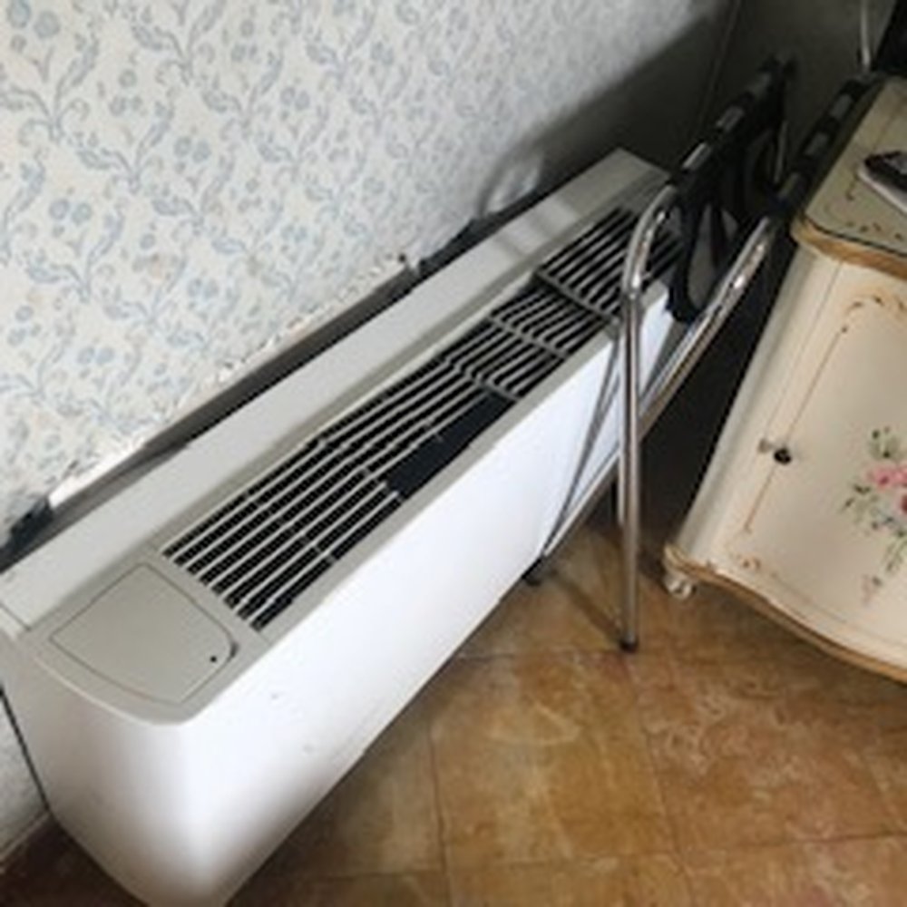 Hotel Tre Archi - The AC doesn't work. Note the horrible peeling wallpaper. - Hotels Near Me - Venezia, VE
