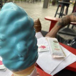 Chocolats Favoris - Crème glace barbe à papa, dipped dans chocolat blanc barbe à papa