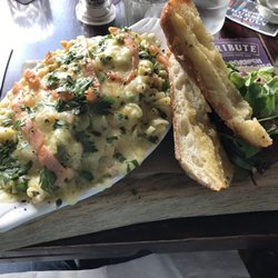 Thorverton Arms - Salmon pasta with garlic bread and salad.