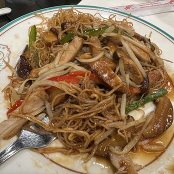 HK Cafe - Stir fry noodles with shredded pork. Not good. Very greasy and it shouldn't be soy sauce flavor. The ingredients were so chunky too. - Cantonese Near Me - Honolulu, Hawaii