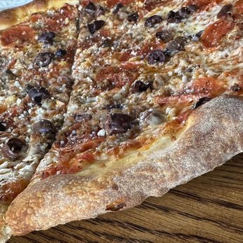 Black Shamrock Tavern - Pepperoni, sausage and kalamata pie - Irish Pub Near Me - Honolulu, Hawaii