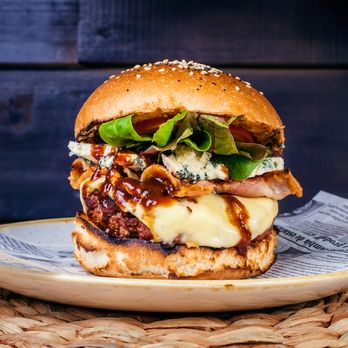 Apache Burger Grill - Cherokee Bourbon = Queso azul, queso emmenthal, barbacoa bourbon y bacon. - Mexican Near Me - Alicante (Alacant), A