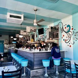 Whistle Stop Diner - Pleasant Ridge - Nice bright color scheme with enough space to not be tight.