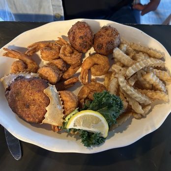 Sandollar Restaurant & Marina - Pick 3: shrimp, scallops and devilled crab - American Near Me - Jacksonville, Florida
