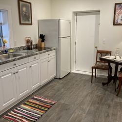The Benton Place Inn - Kitchen and dining in Eureka suite