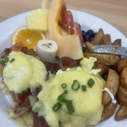 Cora - Bacon eggs benedict