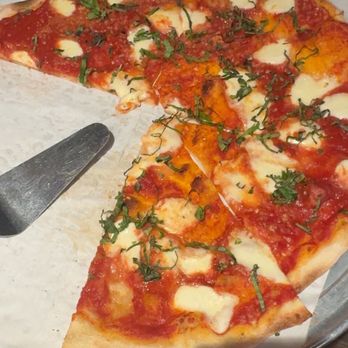 Bertucci's Italian Restaurant - Pizza Classic Margherita - Pizza Near Me - Framingham, Massachusetts Bertucci's Italian Restaurant - Pizza Classic Margherita - Pizza Near Me - Framingham, Massachusetts