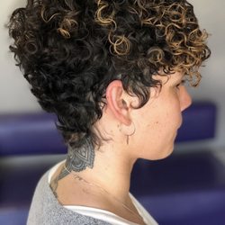 Versus Salon