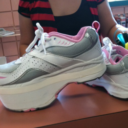 Oz Shoe Wizard - Ozzy created an elevation for my friend's right foot who had a fracture on her heel.  She said it felt great!