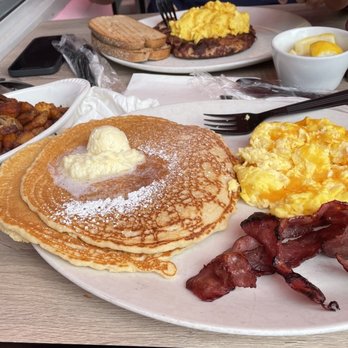 Big Pink - Pancakes, eggs Bacon, chicken breast toast, fruit - Pizza Near Me - Miami Beach, Florida Big Pink - Pancakes, eggs Bacon, chicken breast toast, fruit - Pizza Near Me - Miami Beach, Florida