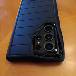 Otter Shop - The corner of the case stretches over time. handling the case in normal uses, like removing it from your pocket, causes dismemberment.