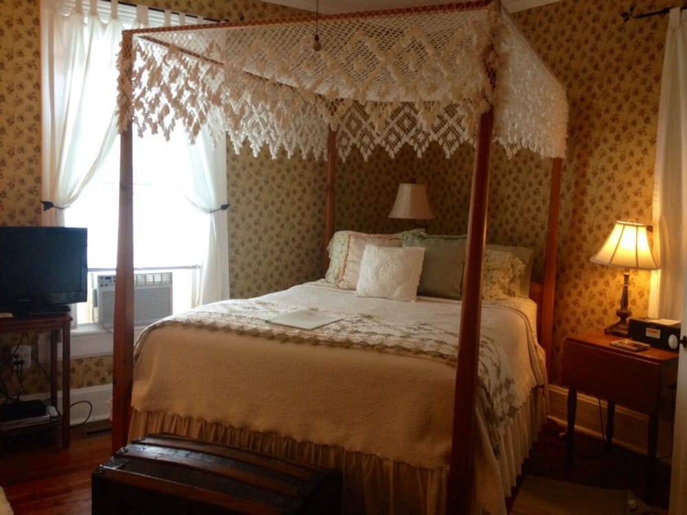 DRY RIDGE INN Updated August 2024 26 Brown St, Weaverville, North