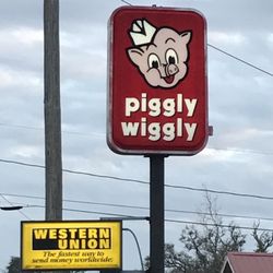 Piggly Wiggly - Sign out front