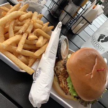 Barefoot's Beachside Bar and Grill - Blackened grouper sandwich - American Near Me - Miramar Beach, Florida