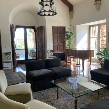 The Willows - Common area living room - Hotels Near Me - Palm Springs, California The Willows - Common area living room - Hotels Near Me - Palm Springs, California