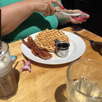 Island Lava Java - Waffle and bacon - American Near Me - Kailua Kona, Hawaii