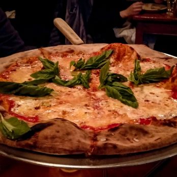 Lucali - Plain pie - Pizza Near Me - Brooklyn, New York