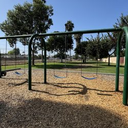Terraza Park - 3 swings, 1 baby swing