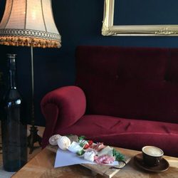 Cafe GOLD - Frühstück auf unserem roten Sofa. Einfach genießen!