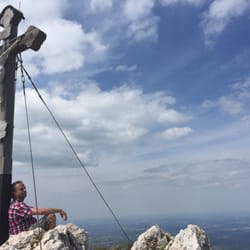 Breitenstein - Am Gipfelkreuz auf 1622m. So überlaufen war es gar nicht. Wenn man Mittags startet.