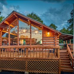 Edom Log Cabin - Sit outside with your dog, if you like!