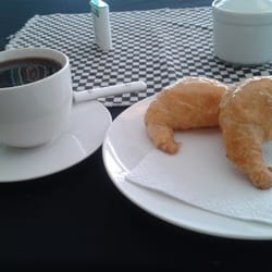 Cafetería Lola - Café más dos medias lunas