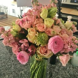 Customized flower arrangement: Lana introduced me to a new pretty flower - the ranunculus. Customized flower arrangement: Lana introduced me to a new pretty flower - the ranunculus.
