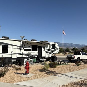 Gateway Luxury RV Resort - Beautiful spacious lots. Each site includes a bit of green artificial grass (nice addition in the desert) and picnic bench. - RV Parks Near Me - La Verkin, Utah